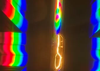 Kako filmski projektor prikazuje crnu boju?