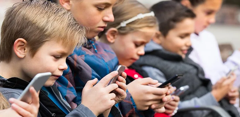 Vlada Ujedinjenog Kraljevstva savjetuje se o zabrani društvenih medija za mlađe od 16 godina