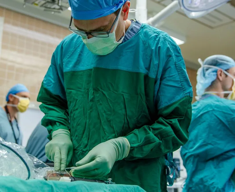 Suparnički suparnik upravo je testirao implantat mozga u osobu