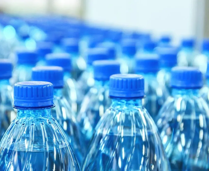 Ljudi koji svakodnevno piju flaširanu vodu unesu 90.000 mikroplastičnih čestica više svake godine